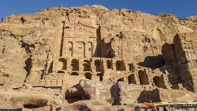 77 - Jordania - Petra - Tumbas Reales - tumba de La Urna